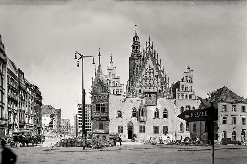 Ratusz od wschodu. Fot. Rudolf Jagusch (?), 1945, Zbiory Muzeum Miejskiego Wrocławia. Prawa strona: Wschodnia elewacja ratusza, fot. Stanisław Klimek, 2020