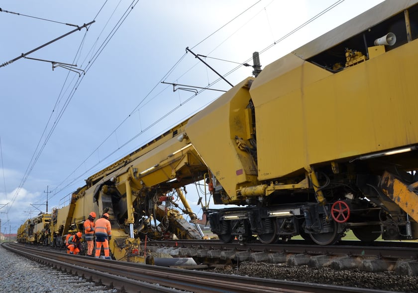 Kolejowy kombajn AHM 800 przy modernizacji trasy Wrocław - Międzylesie