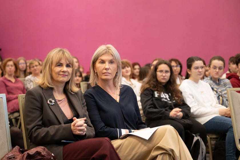 Dziś, 28 listopada, podczas konferencji wroc.win.with.hiv podsumowano efekty projektów profilaktycznych. Na pierwszym planie dyrektorka Wydziału Zdrowia i Spraw Społecznych Joanna Nyczak i wiceprezydent Wrocławia Renata Granowska