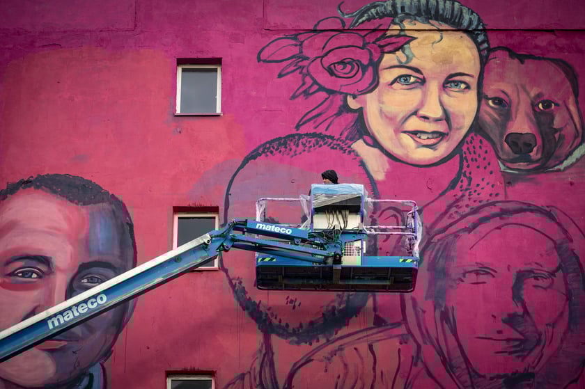 Mural obrazuje mieszkańc&oacute;w domu socjalnego przy Koreańskiej.