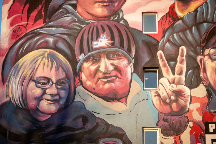 Mural obrazuje mieszkańc&oacute;w domu socjalnego przy Koreańskiej.
