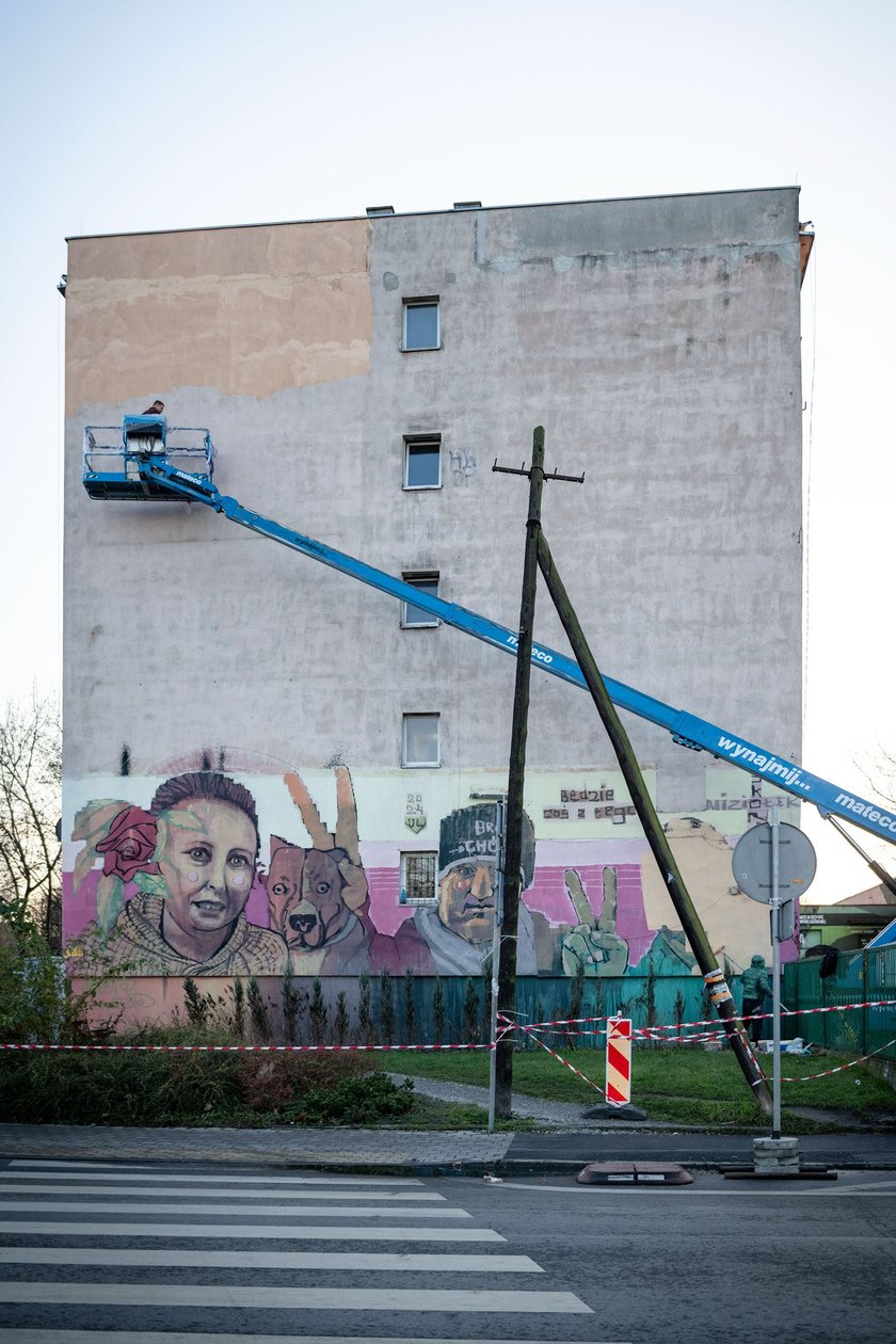 - Każda pomalowana przez mnie ściana ma 225 metr&oacute;w kwadratowych. Trzeba je było zagruntować, zamalować podkładem i nałożyć warstwę malarską - m&oacute;wi Filip NIziołek.