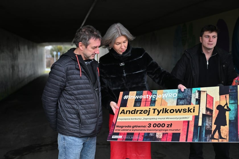 autor muralu Andrzej Tylkowski i wiceprezydent Wrocławia Renata Granowska