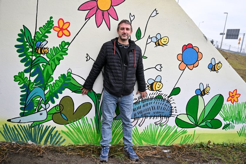 Andrzej Tylkowski na tle nowego muralu&nbsp;