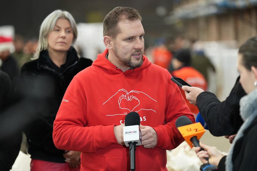 Pierwszy dzień pakowania Paczek Dobrych Relacji. Wrocław, 04.12.2024. Paweł Trawka, rzecznik Caritas Archidiecezji Wrocławskiej