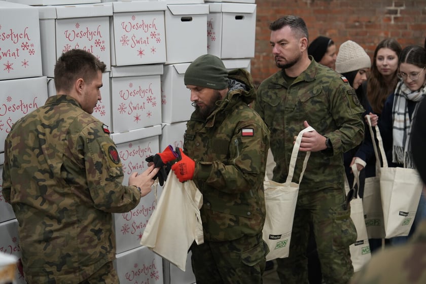 Pierwszy dzień pakowania Paczek Dobrych Relacji. Wrocław, 04.12.2024