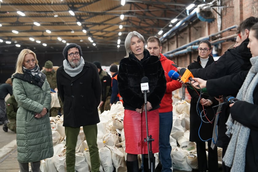 Pierwszy dzień pakowania Paczek Dobrych Relacji. Wrocław, 04.12.2024. Od lewej stoją: Joanna Kot, Andrzej Mańkowski, Renata Granowska