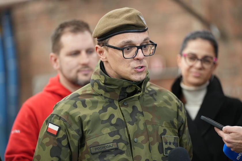 Pierwszy dzień pakowania Paczek Dobrych Relacji. Wrocław, 04.12.2024. Kpt. Marcin Pochoda, oficer prasowy 16. Dolnośląskiej Brygady Obrony Terytorialnej