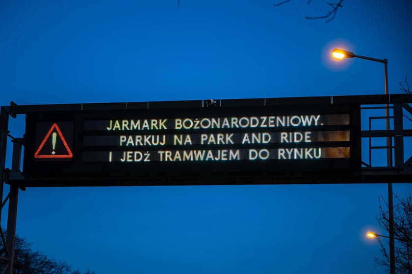 Tablica informacyjna nad drogą
