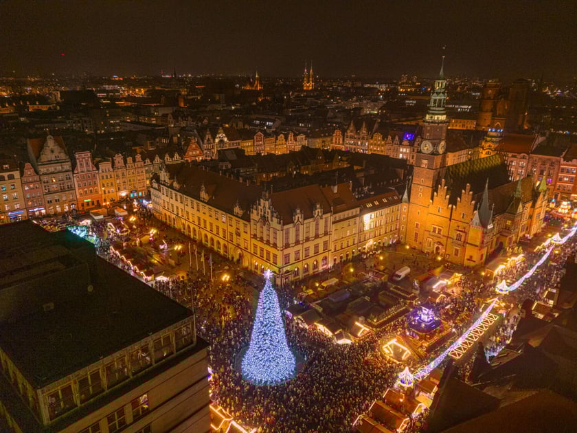 Mikołajki na wrocławskim Rynku. Mikołaj, elfy, jarmark i rozświetlona choinka