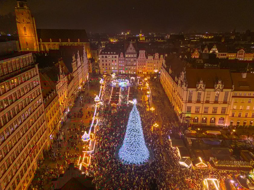 Mikołajki na wrocławskim Rynku. Mikołaj, elfy, jarmark i rozświetlona choinka