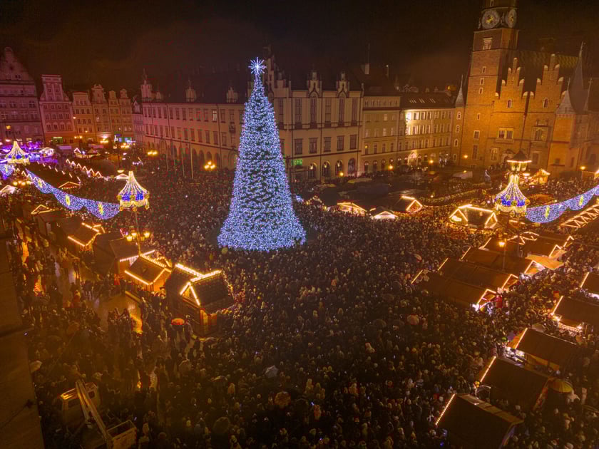 Mikołajki na wrocławskim Rynku. Mikołaj, elfy, jarmark i rozświetlona choinka