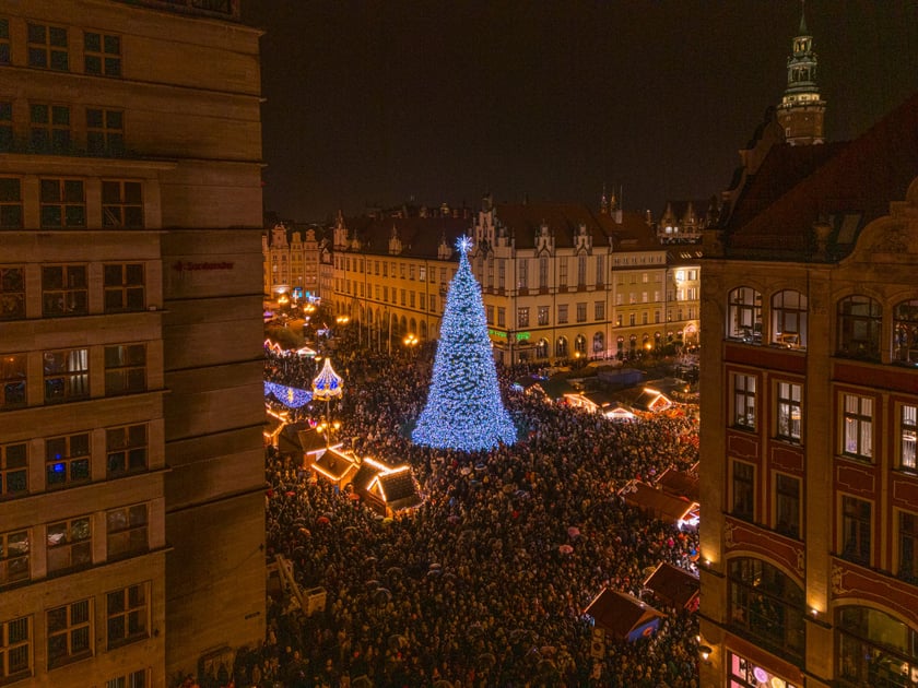 Mikołajki na wrocławskim Rynku. Mikołaj, elfy, jarmark i rozświetlona choinka
