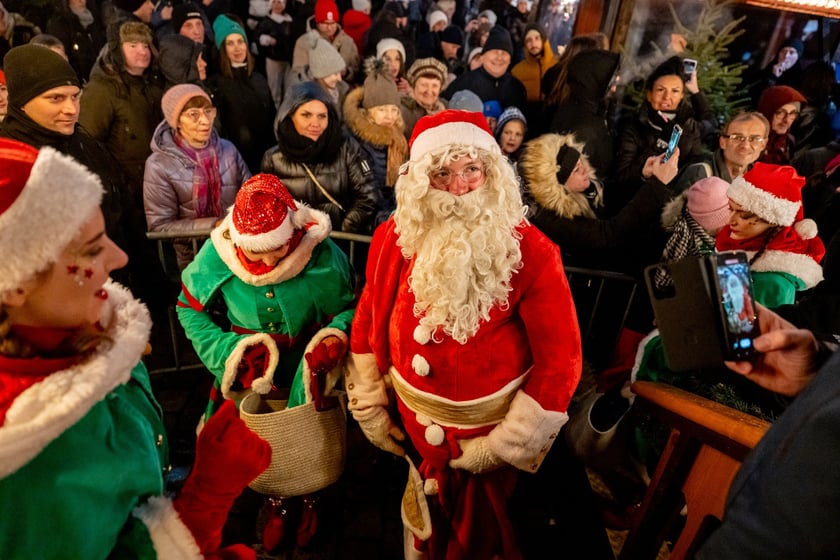 Mikołajki na wrocławskim Rynku. Mikołaj, elfy, jarmark i rozświetlona choinka