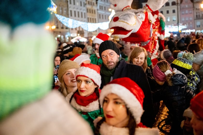 Mikołajki na wrocławskim Rynku. Mikołaj, elfy, jarmark i rozświetlona choinka