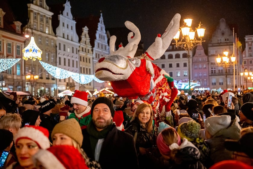 Mikołajki na wrocławskim Rynku. Mikołaj, elfy, jarmark i rozświetlona choinka