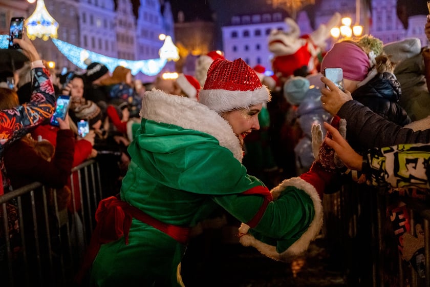 Mikołajki na wrocławskim Rynku. Mikołaj, elfy, jarmark i rozświetlona choinka