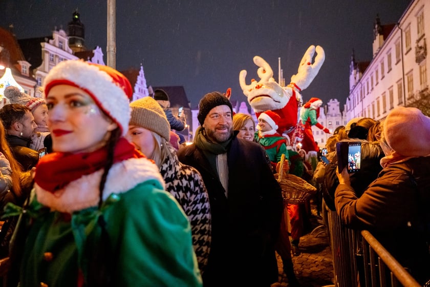 Mikołajki na wrocławskim Rynku. Mikołaj, elfy, jarmark i rozświetlona choinka