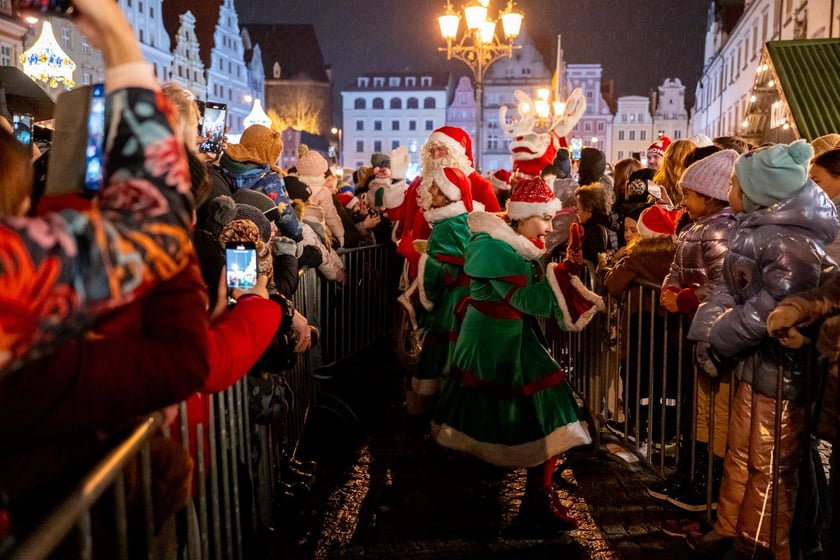 Mikołajki na wrocławskim Rynku. Mikołaj, elfy, jarmark i rozświetlona choinka
