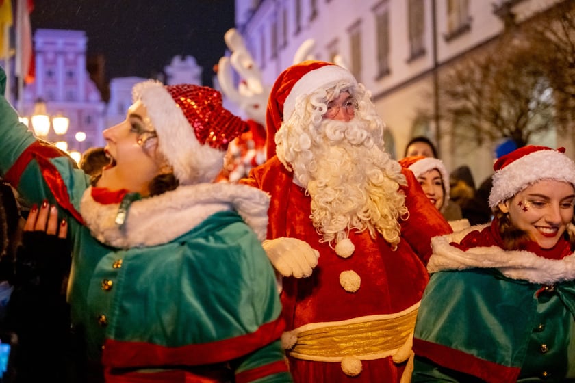 Mikołajki na wrocławskim Rynku. Mikołaj, elfy, jarmark i rozświetlona choinka