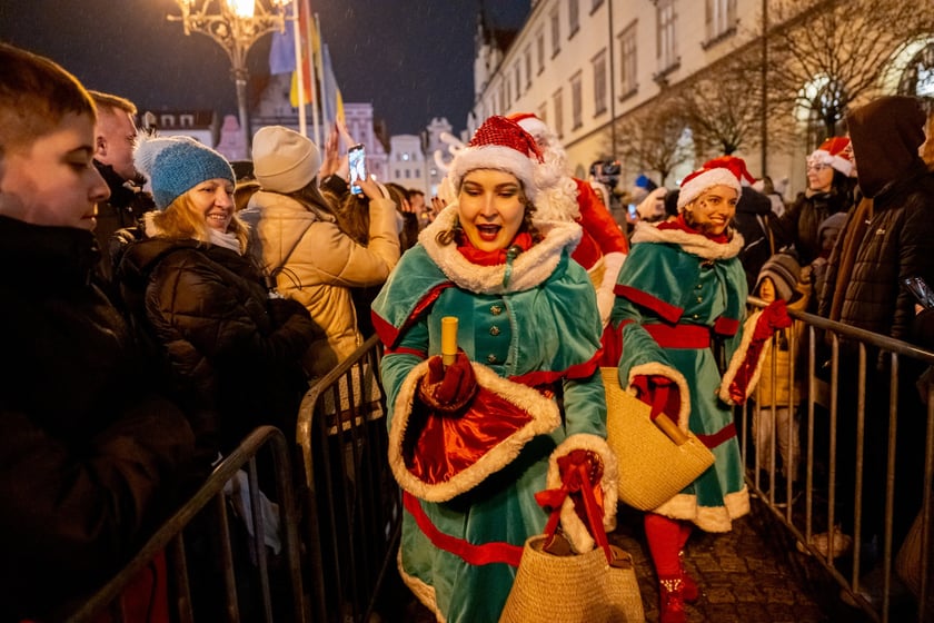 Mikołajki na wrocławskim Rynku. Mikołaj, elfy, jarmark i rozświetlona choinka