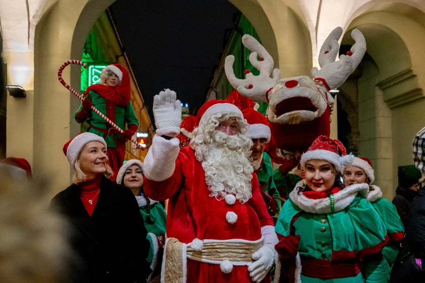 Mikołajki na wrocławskim Rynku. Mikołaj, elfy, jarmark i rozświetlona choinka