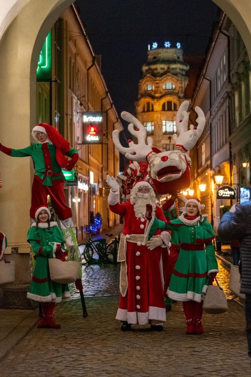 Mikołajki na wrocławskim Rynku. Mikołaj, elfy, jarmark i rozświetlona choinka