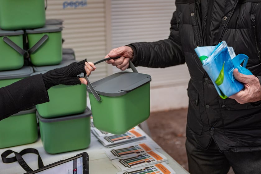 Przy stoisku z pojemnikami na bioodpady na targowisku Komandor (7 grudnia 2024 r.)
