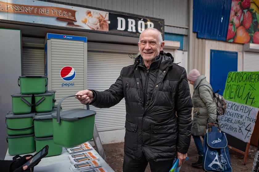 Przy stoisku z pojemnikami na bioodpady na targowisku Komandor (7 grudnia 2024 r.)