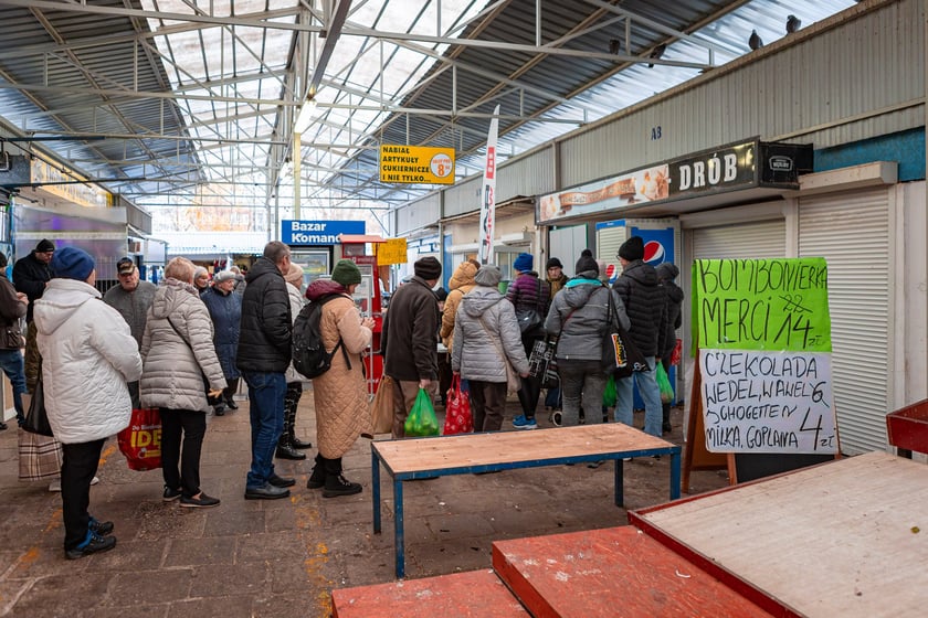 Przy stoisku z pojemnikami na bioodpady na targowisku Komandor (7 grudnia 2024 r.)