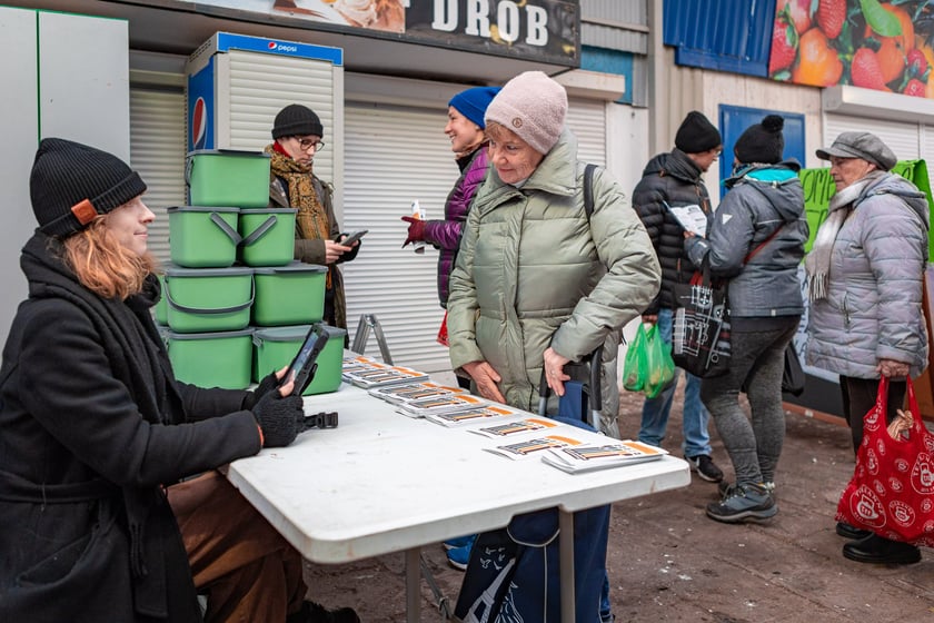 Przy stoisku z pojemnikami na bioodpady na targowisku Komandor (7 grudnia 2024 r.)