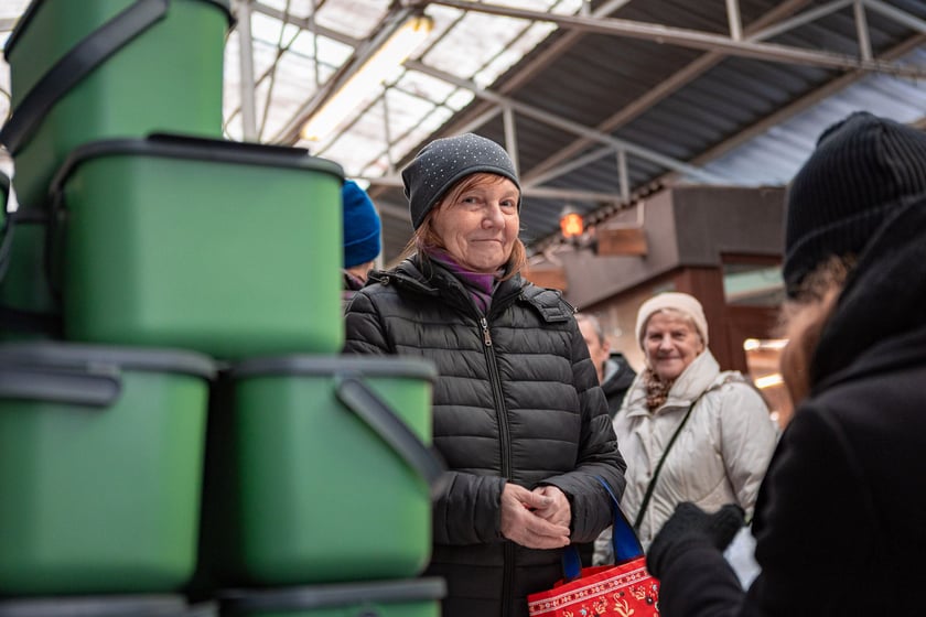 Przy stoisku z pojemnikami na bioodpady na targowisku Komandor (7 grudnia 2024 r.)
