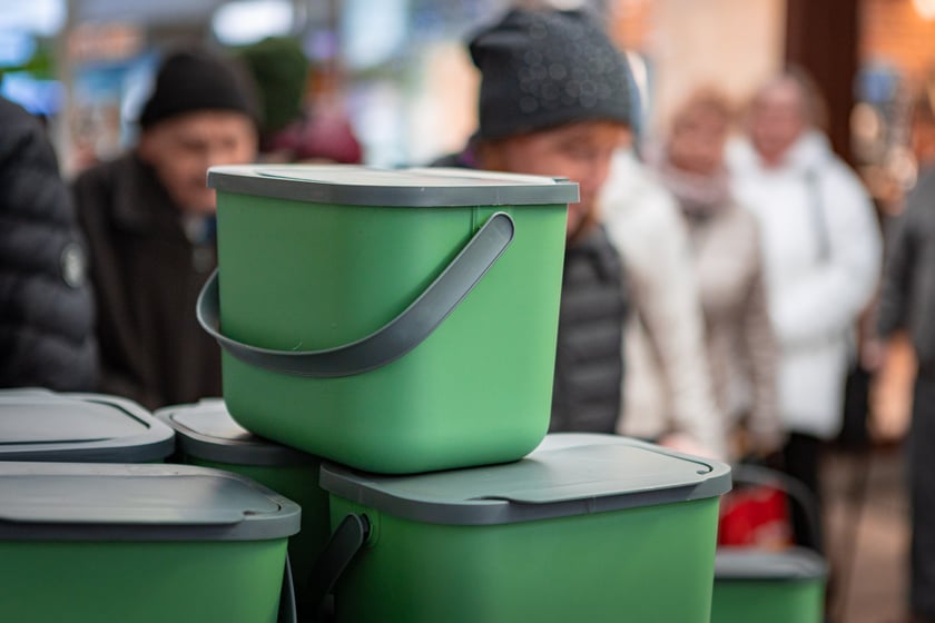 Przy stoisku z pojemnikami na bioodpady na targowisku Komandor (7 grudnia 2024 r.)