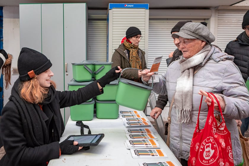 Przy stoisku z pojemnikami na bioodpady na targowisku Komandor (7 grudnia 2024 r.)