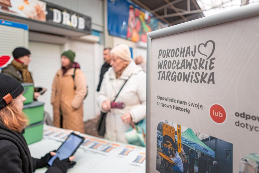 Przy stoisku z pojemnikami na bioodpady na targowisku Komandor (7 grudnia 2024 r.)
