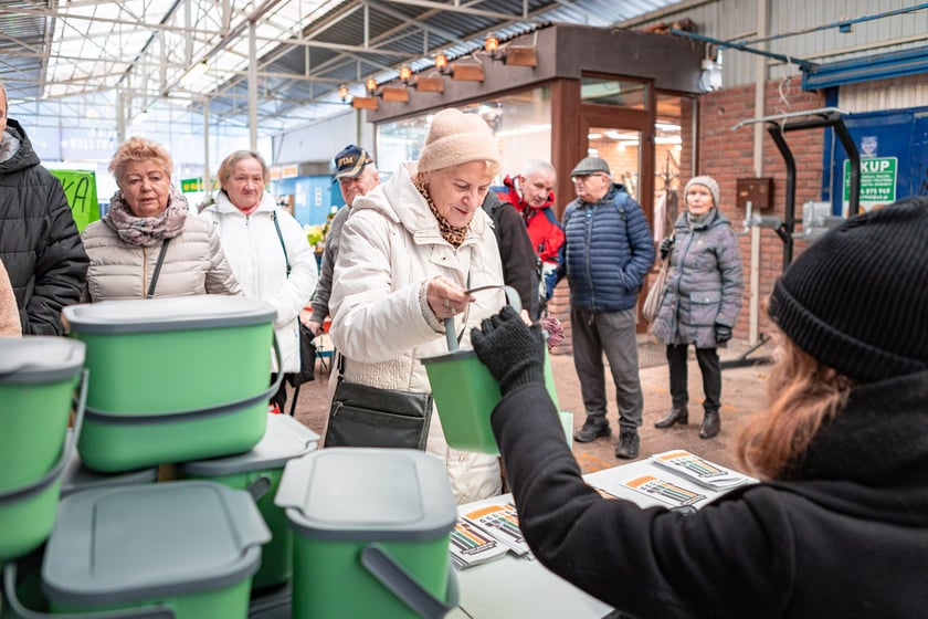 Przy stoisku z pojemnikami na bioodpady na targowisku Komandor (7 grudnia 2024 r.)