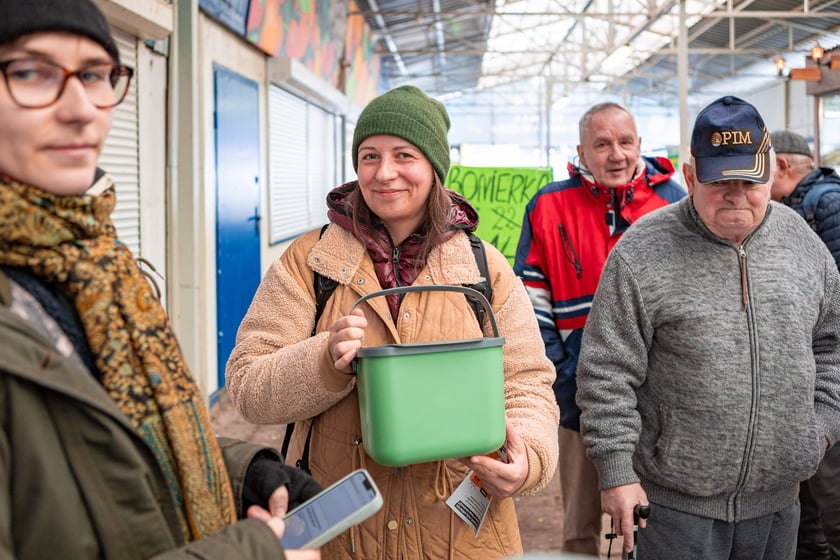 Przy stoisku z pojemnikami na bioodpady na targowisku Komandor (7 grudnia 2024 r.)