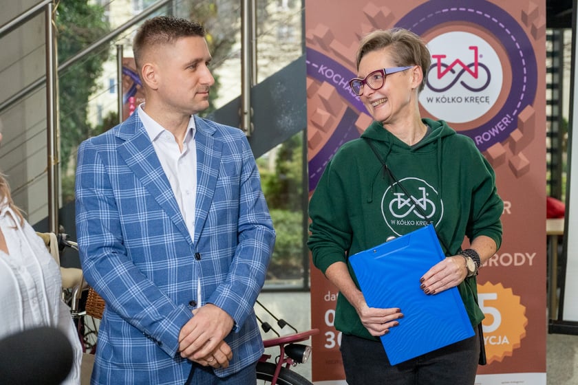 Podsumowanie 5. edycji "W k&oacute;łko kręcę" we Wrocławiu. Zwycięzcy otrzymali statuetki i rowery.