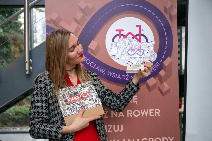Podsumowanie 5. edycji "W k&oacute;łko kręcę" we Wrocławiu. Zwycięzcy otrzymali statuetki i rowery.