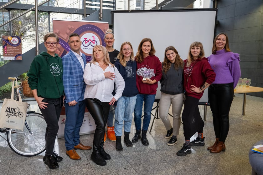 Podsumowanie 5. edycji "W k&oacute;łko kręcę" we Wrocławiu. Zwycięzcy otrzymali statuetki i rowery.