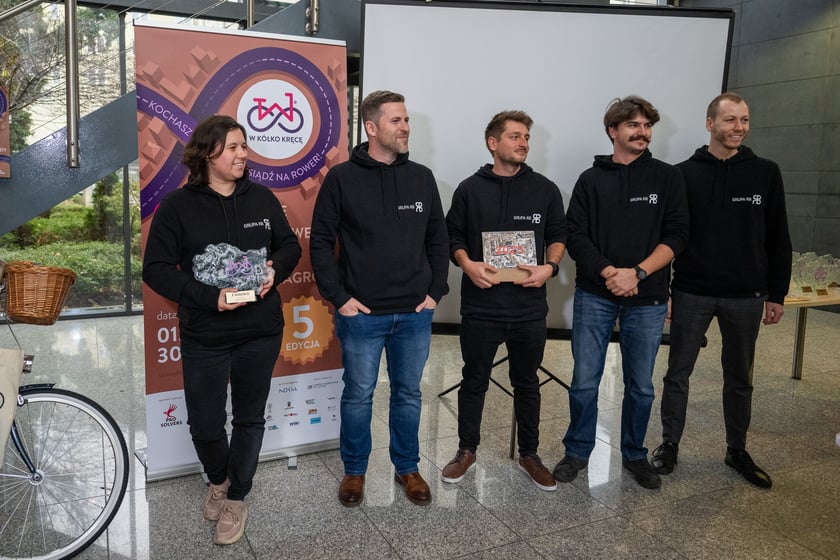 Podsumowanie 5. edycji "W k&oacute;łko kręcę" we Wrocławiu. Zwycięzcy otrzymali statuetki i rowery.