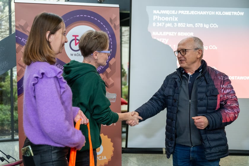 Podsumowanie 5. edycji "W k&oacute;łko kręcę" we Wrocławiu. Zwycięzcy otrzymali statuetki i rowery.