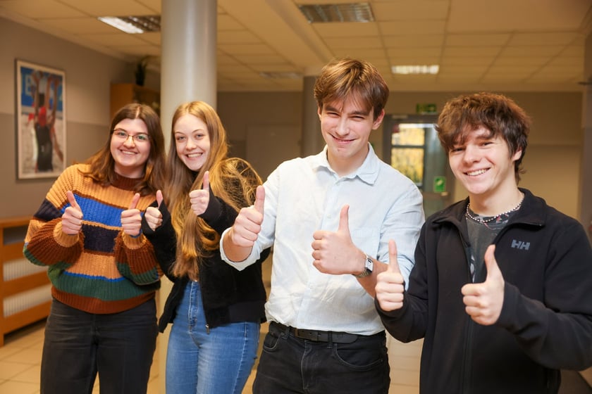 Amelia Tusz, Maja Żmijewska, Karol Gąsior i Szymon Leśniak z XII LO we Wrocławiu