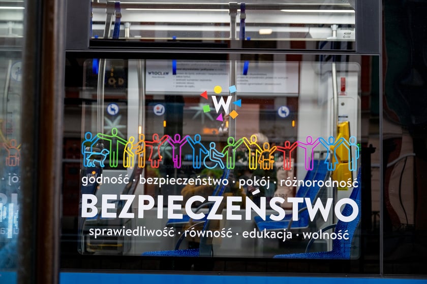 Dziś, 10 grudnia, w Międzynarodowy Dzień Praw Człowieka, wyruszył tramwaj poświęcony naszym niezbywalnym prawom. Na przystanku "Opera" nastąpiła inauguracja tramwaju, który tak oklejony będzie kursował przez cały rok