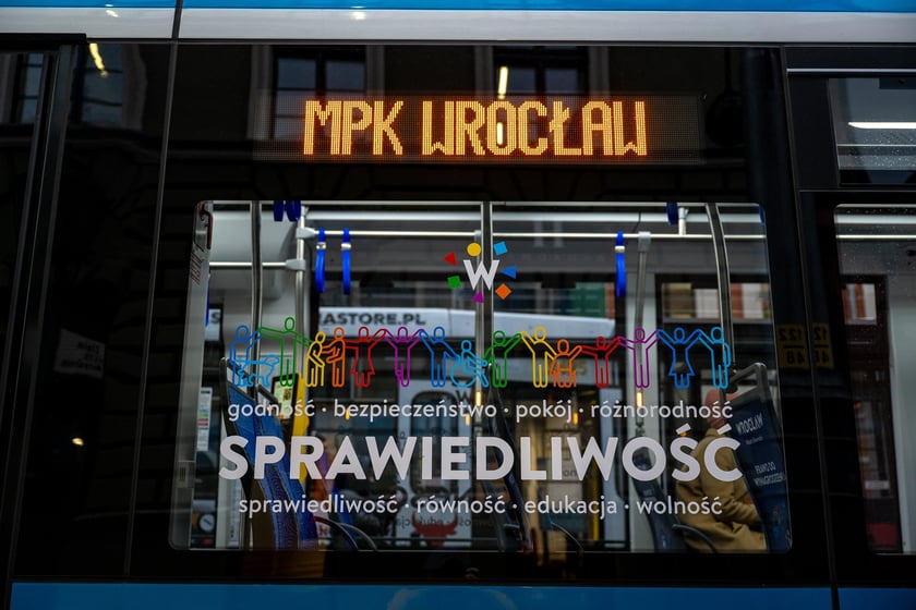 Dziś, 10 grudnia, w Międzynarodowy Dzień Praw Człowieka, wyruszył tramwaj poświęcony naszym niezbywalnym prawom. Na przystanku "Opera" nastąpiła inauguracja tramwaju, który tak oklejony będzie kursował przez cały rok