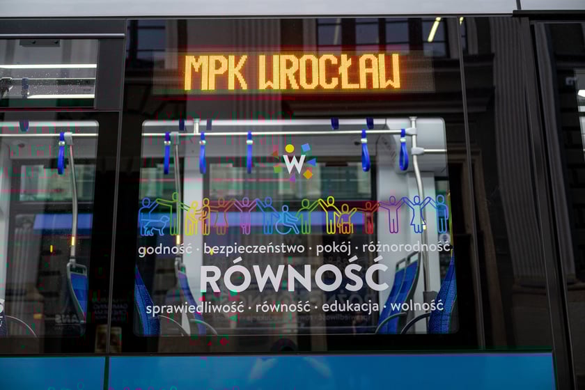Dziś, 10 grudnia, w Międzynarodowy Dzień Praw Człowieka, wyruszył tramwaj poświęcony naszym niezbywalnym prawom. Na przystanku "Opera" nastąpiła inauguracja tramwaju, który tak oklejony będzie kursował przez cały rok