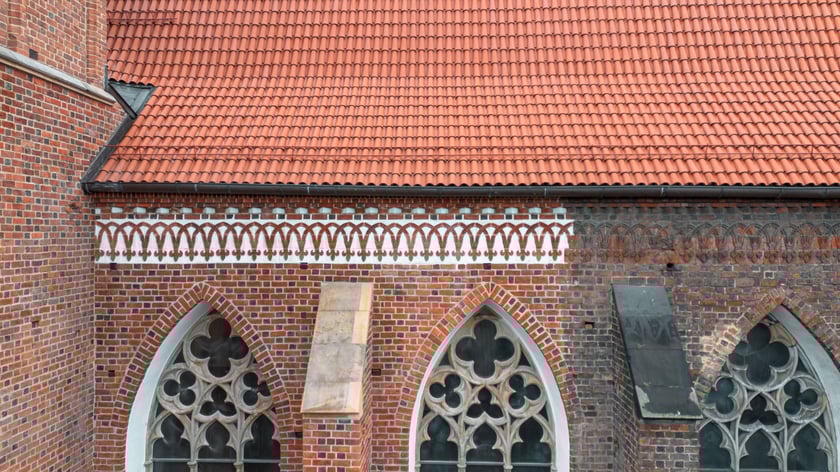 Odtworzyli średniowieczny fryz na elewacji kościoła św. Wojciecha