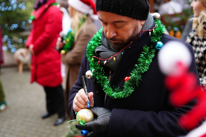 Prezydent Wrocławia Jacek Sutryk.&nbsp; Spotkanie w Leśnicy. Paczki Dobrych Relacji dla mieszkańc&oacute;w.