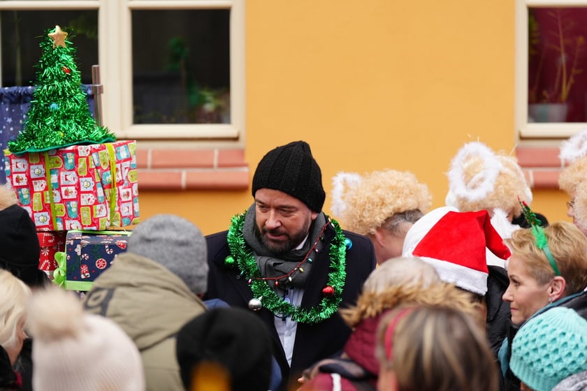 Paczki Dobrych Relacji dla mieszkańc&oacute;w. Paczki Dobrych Relacji dla mieszkańc&oacute;w. Spotkanie w Leśnicy