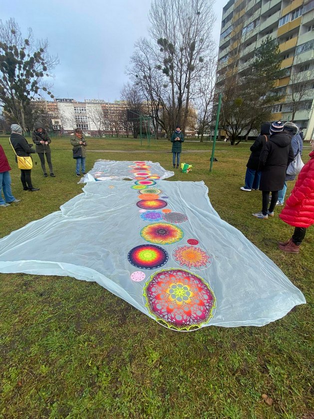 Kolorowe mandale na Gądowie. Mieszkańcy stworzyli wyjątkową instalację